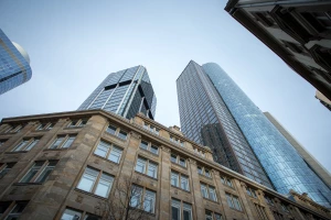 Porównanie metod sprzątania: od szybkiego „deep clean w 60 min” po gruntowny reset mieszkania. Kiedy wybrać które rozwiązanie i jak zaoszczędzić czas bez straty jakości?